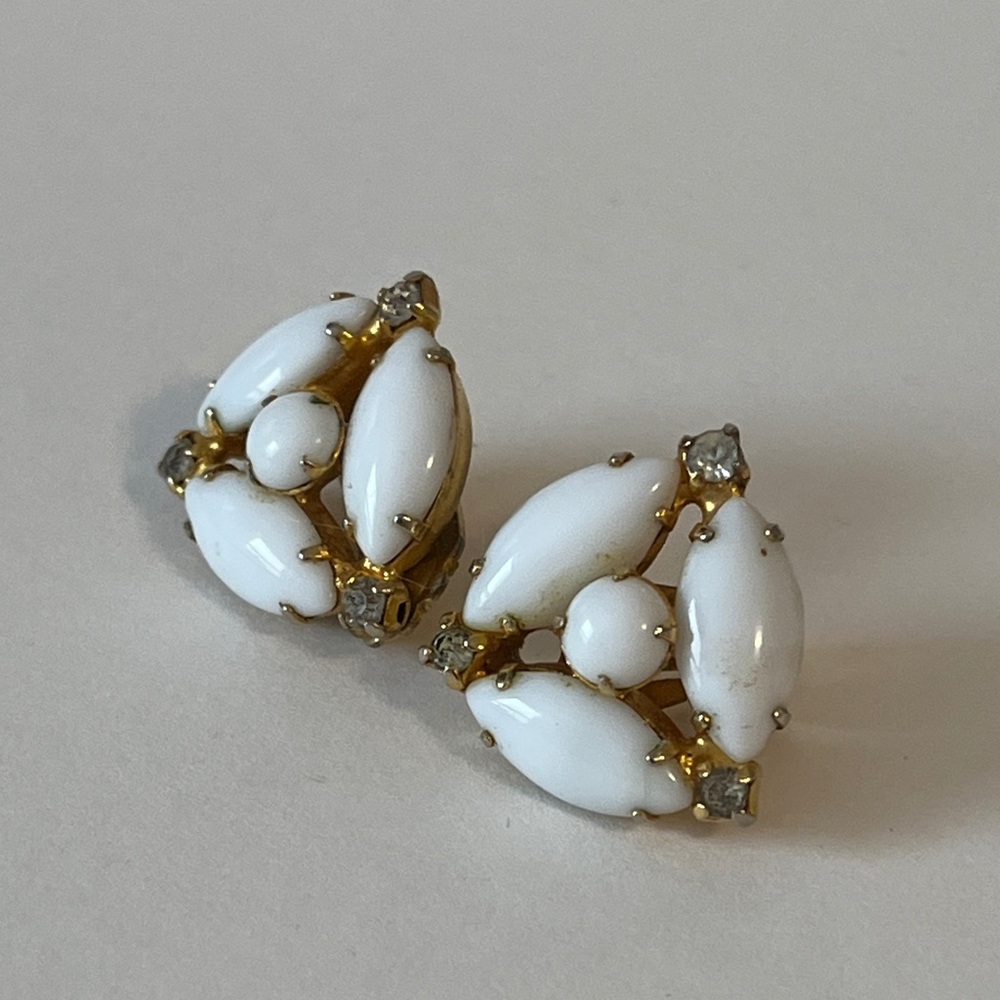 201 Vintage milkglass milk glass clip earrings